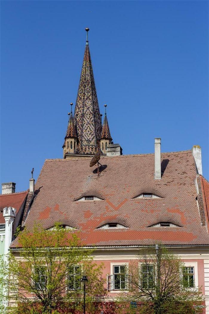 Ngoài Sibiu, những con mắt này cũng xuất hiện ở các vùng lân cận, phần lớn là ở Hạt Sibiu, và một số ở thành phố Brașov và Făgăraș. Ảnh: Atlasobscura.