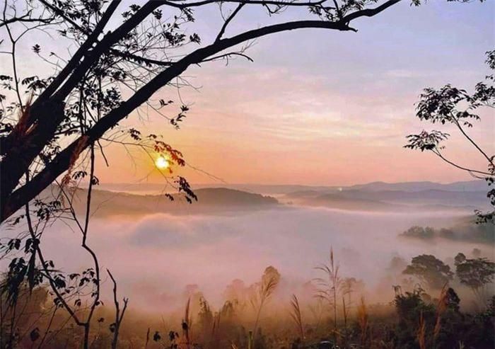 Thung lũng mây gần tượng Đức Mẹ, thị trấn Măng Đen. Tiết trời cuối xuân đầu mùa hạ, du khách có thể thức dậy sớm từ 5h30 đến khu vực này check-in khoảnh khắc "lạc trôi".