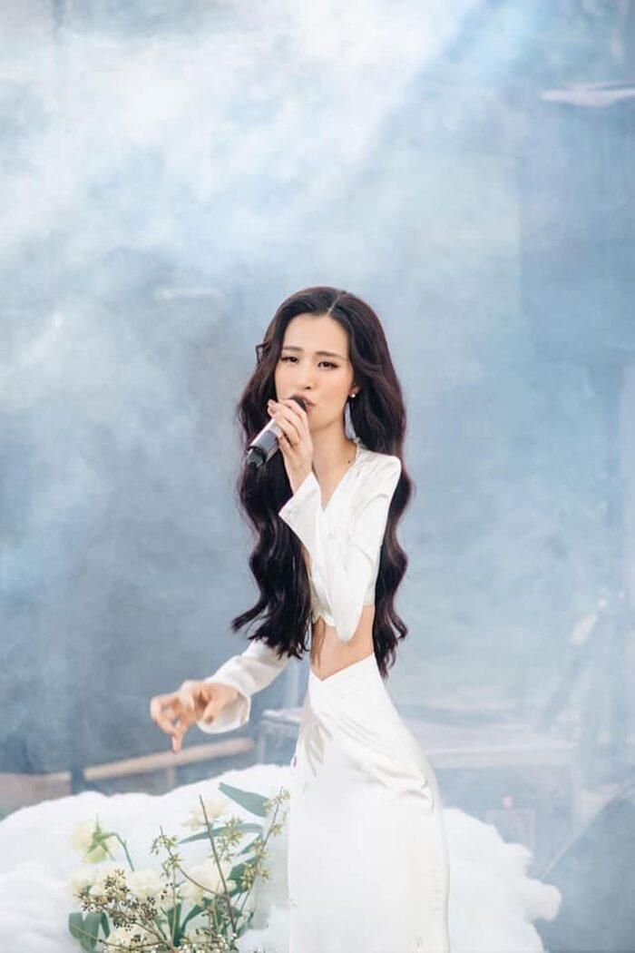 Có lẽ Đông Nhi đã có được vòng eo con kiến mà cô mong muốn. 