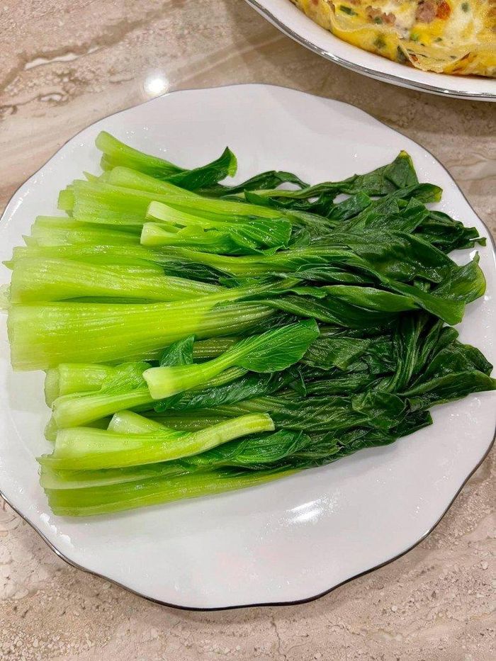 Khánh luôn ăn rất nhiều rau xanh.