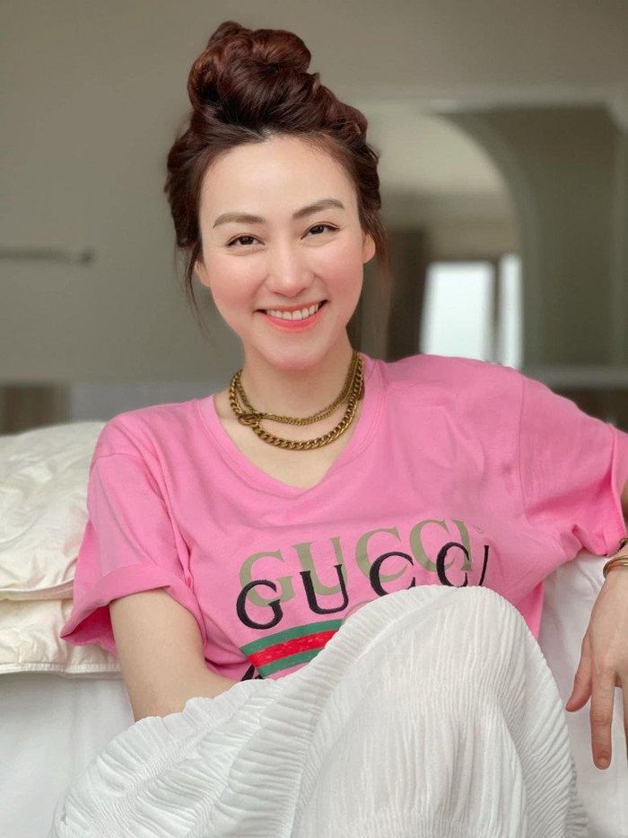Ngân Khánh với vẻ tươi trẻ rạng rỡ