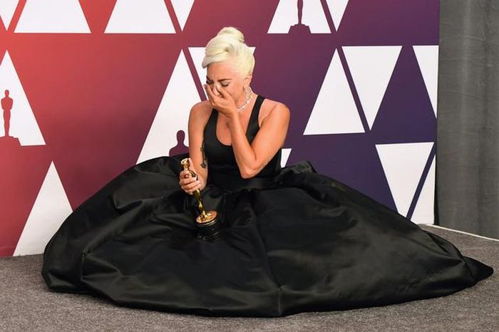 Lady Gaga với váy màu đen cổ rộng hình chữ V, đáy thụng lịch lãm tại gala 2019.