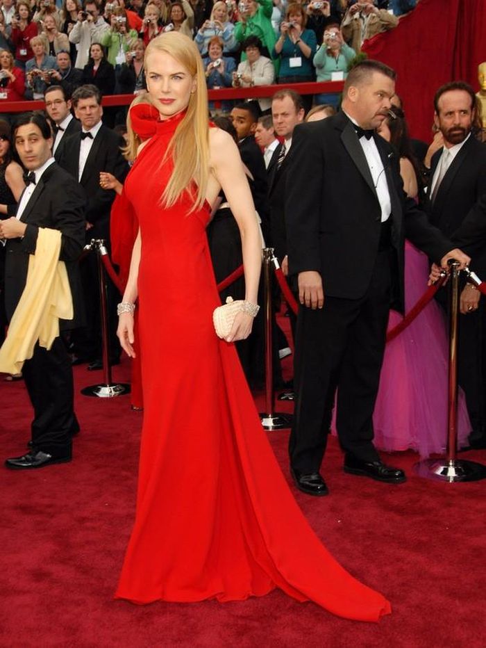 Xiêm váy thướt tha, màu đỏ mào gà Nicole Kidman diện tại gala 2007 còn đọng mãi trong trí nhớ.