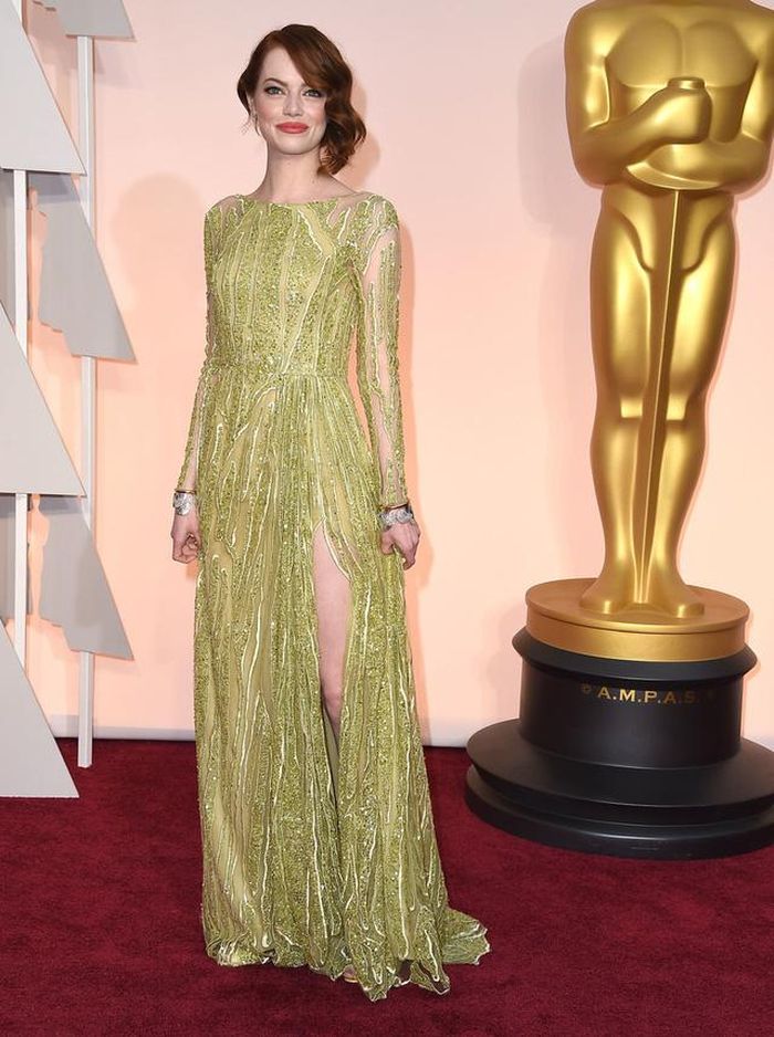 Gala 2015, Emma Stone chọn mầu xanh cực khó chất liệu vải kim tuyến cao cổ.