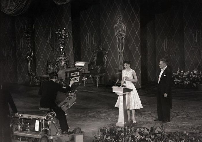 Váy Audrey Hepburn 1954 phong cách tiểu thư bình dân không thuộc dạng điển hình xuất hiện trên thảm đỏ.