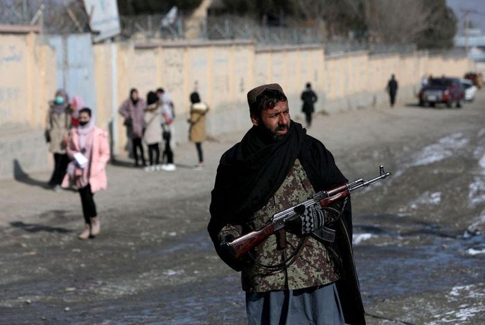 Thành viên Taliban trên đường phố Kabul hôm 16/12/2021. Ảnh: Reuters.