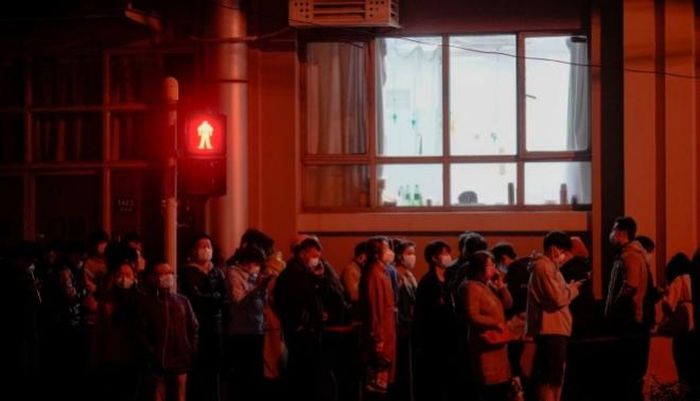 Người dân xếp hàng bên ngoài một bệnh viện ở Thượng Hải để làm xét nghiệm. Ảnh: Reuters