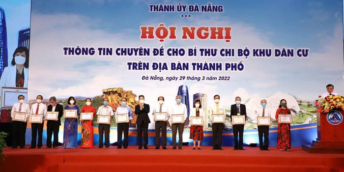 Tặng Bằng khen cho các đồng chí Bí thư và nguyên Bí thư chi bộ có nhiều đóng góp trong công tác xây dựng Đảng và hệ thống chính trị ở cơ sở.
