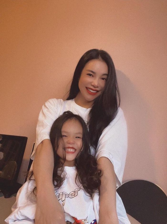 Nhìn con gái, nữ ca sĩ như thấy tấm gương phản chiếu non thơ của chính mình. Ảnh: NVCC.