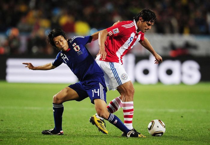 Nakamura (trái) trong màu áo ĐT Nhật Bản