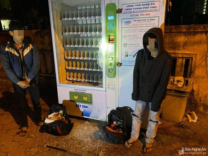 Hai đối tượng đập phá, trộm tài sản tại máy bán hàng tự động bị Cảnh sát cơ động phát hiện. Ảnh: P.V