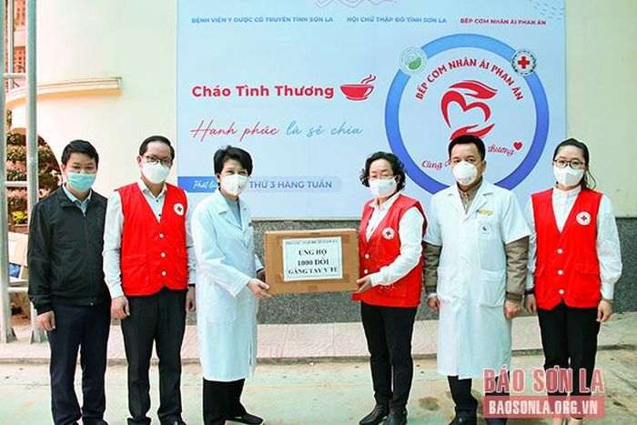 Hội Chữ thập đỏ tỉnh tặng găng tay y tế cho Bệnh viện Y dược cổ truyền.