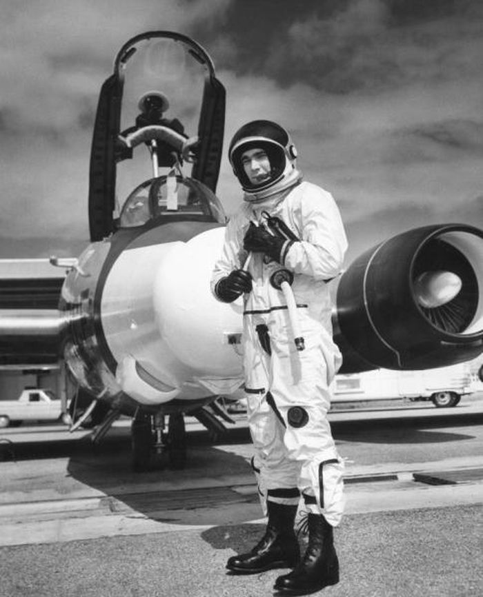 Trung úy Edward P. Hendley Jnr, phi công lái máy bay thu thập mẫu không khí RB-57 tại căn cứ không quân East Sale thuộc RAAF. (Tháng 4 năm 1965).