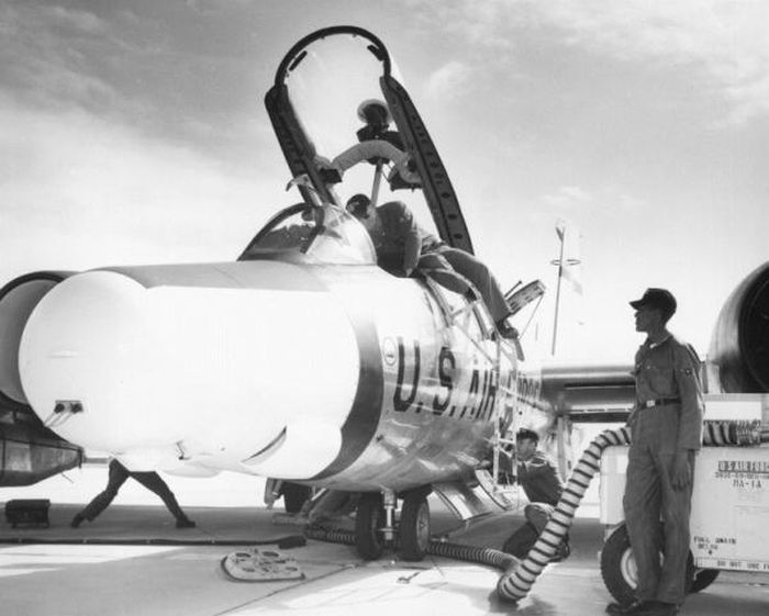 Công tác bảo dưỡng buồng lái máy bay RB 57 tại căn cứ East Sale (Tháng 4 năm 1965).