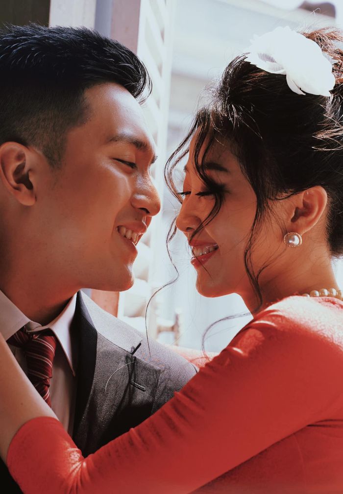 Chia sẻ với Zing, Liêu Hà Trinh cho biết cuộc sống của cô và bạn trai Anh Khoa bình yên, hạnh phúc. Thời gian hai năm xa cách càng khiến tình cảm của bộ đôi thêm mặn nồng. Anh Khoa mới từ Hà Lan về Việt Nam từ 17/2.