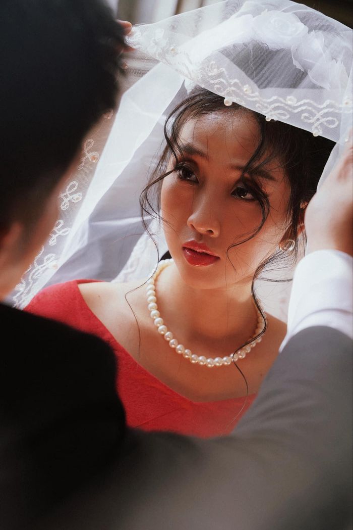 Liêu Hà Trinh cho biết cả gia đình của bạn trai từ lâu đã xem cô là con dâu. Cô gọi bà là mẹ chồng. "Tôi và Khoa cũng ngầm hiểu đã là vợ chồng của nhau. Lễ cưới chỉ là hình thức. Tôi nghĩ thời gian chuẩn bị lễ cưới dài sẽ giúp chúng tôi lo kinh tế cho tổ ấm chắc chắn hơn", cô nói.