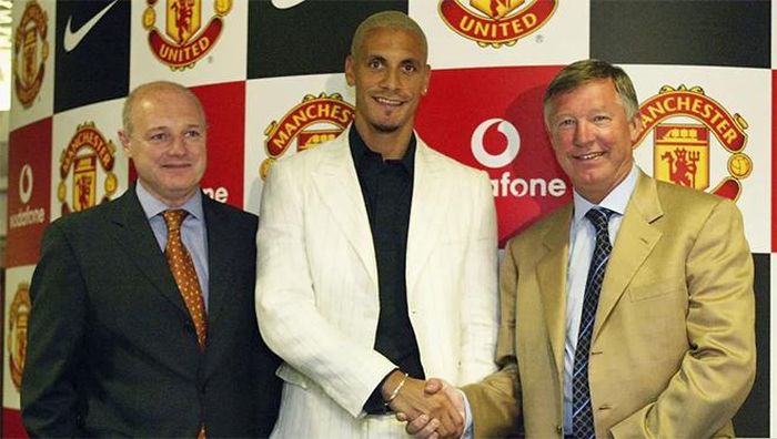 Peter Kenyon (trái) từng mang Rio Ferdinand về MU