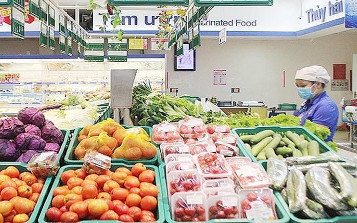 Giá nhiều mặt hàng thiết yếu tại siêu thị Co.opmart Đắk Nông được giữ nguyên. (Ảnh LÊ DUNG)