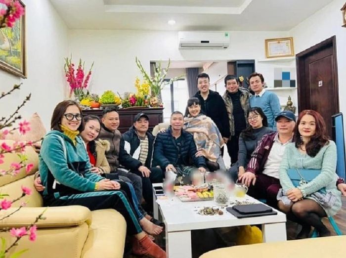 Căn hộ mà các nghệ sĩ tới thăm NSND Công Lý là nơi hai vợ chồng anh đi thuê. Ảnh: FBNV. 