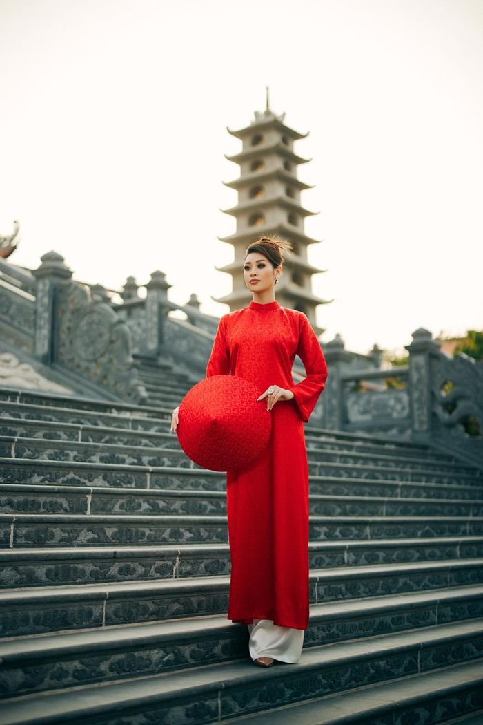 Hoa hậu Khánh Vân diện áo dài màu đỏ tươi, thể hiện khát vọng, gửi gắm niềm tin vào những điều tốt đẹp đang chờ đợi ở phía trước. (Ảnh: CTV/Vietnam+)