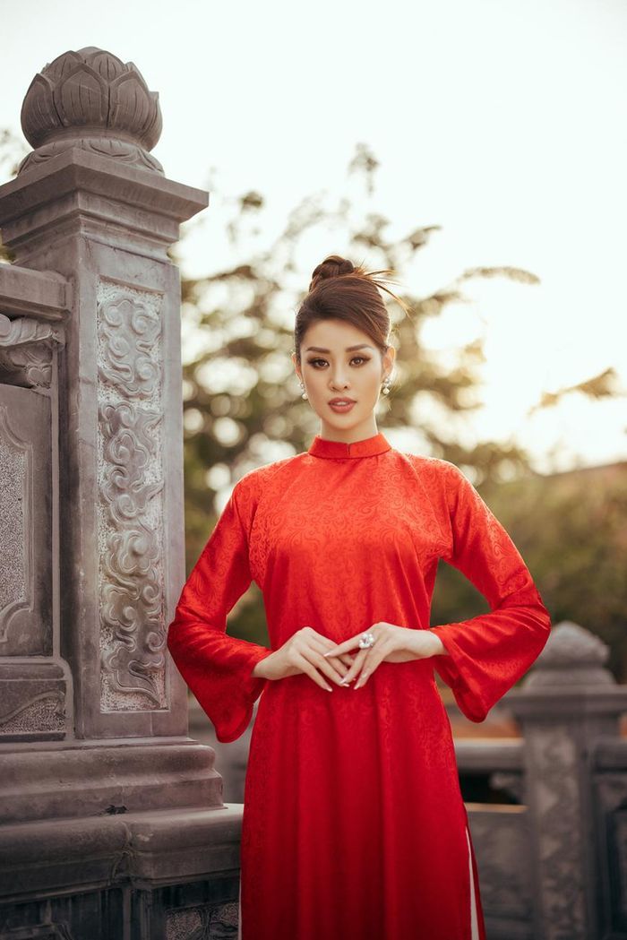 Hoa hậu Khánh Vân chia sẻ: ‘Nhắc tới hoàng hôn, nhiều người sẽ nghĩ đến gam màu trầm kết thúc một ngày nhưng Vân thì nghĩ hoàng hôn là bước chuẩn bị cho những khởi đầu mới của ngày hôm sau. Hoàng hôn là thời khắc bình yên khép lại một ngày ồn ào nhưng cũng không quá tĩnh lặng của ban đêm. Cuộc sống cũng như vậy, nếu chúng ta luôn đón nhận mọi chuyện bằng năng lượng tích cực, góc nhìn lạc quan, cuộc sống sẽ trở nên nhẹ nhàng và ý nghĩa hơn.’ (Ảnh: CTV/Vietnam+)