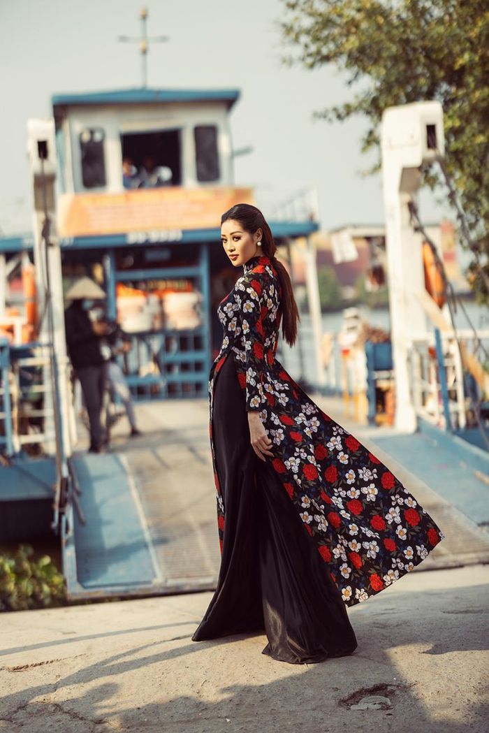 Hoa hậu Khánh Vân chú tâm đặc tả những dòng cảm xúc ấy bằng cách tạo dáng nhẹ nhàng, nữ tính, khéo khoe đường cong trong bộ áo dài của nhà thiết kế Đặng Trọng Minh Châu. (Ảnh: CTV/Vietnam+)