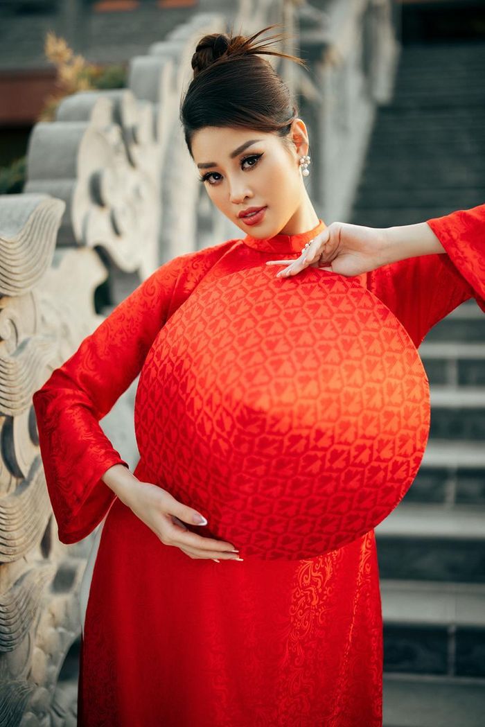 Vẫn lấy cảm hứng từ hoàng hôn nhưng người đẹp diện bộ áo dài rực rỡ trong không gian được cố định bởi kiến trúc uy nghi, lộng lẫy có bố cục khi thì thẳng tắp, khi thì uốn lượn mái vòm cong vút của chùa Tam Chúc. (Ảnh: CTV/Vietnam+)