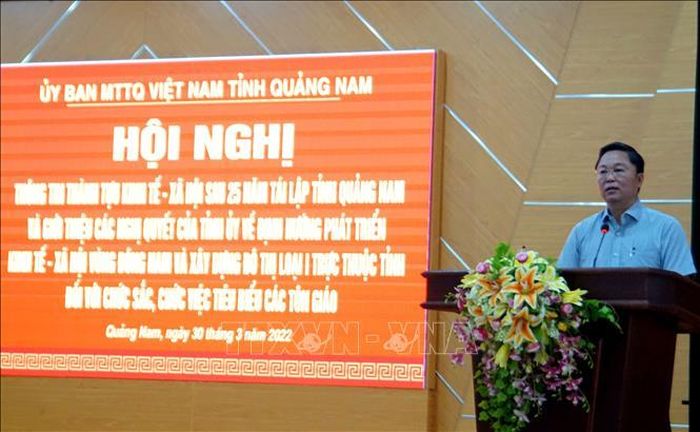 Chủ tịch UBND tỉnh Quảng Nam Lê Trí Thanh thông tin các thành tựu kinh tế - xã hội đạt được trong 25 năm qua và các Nghị quyết của Tỉnh ủy Quảng Nam về định hướng phát triển vùng Đông Nam của tỉnh.