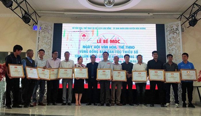 Tặng Giấy khen của Sở Văn hóa Thể thao và Du lịch Lâm Đồng cho các đơn vị tham dự ngày hội