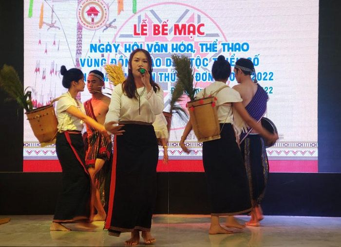 Tiết mục văn nghệ của đoàn nghệ nhân Đơn Dương trong lễ bế mạc