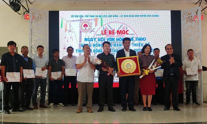 Trao biểu tượng luân lưu cho huyện Lâm Hà - đơn vị đăng cai Ngày hội văn hóa thể thao vùng đồng bào dân tộc thiểu số Lâm Đồng lần thứ 6 năm 2023