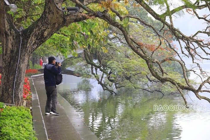 Rất nhiều người mê ảnh, từ không chuyên đến chuyên nghiệp đều có mặt tại đây để "săn" những bức ảnh đẹp. (Ảnh: Trung Hiếu)
