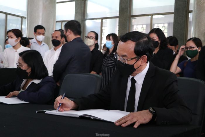 Bí thư Thành ủy TPHCM Nguyễn Văn Nên ghi sổ tang.
