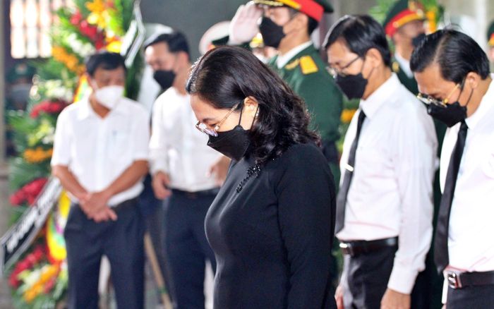 Chủ tịch HĐND TPHCM Nguyễn Thị Lệ cùng đoàn đại biểu viếng ông Lê Hòa Bình.