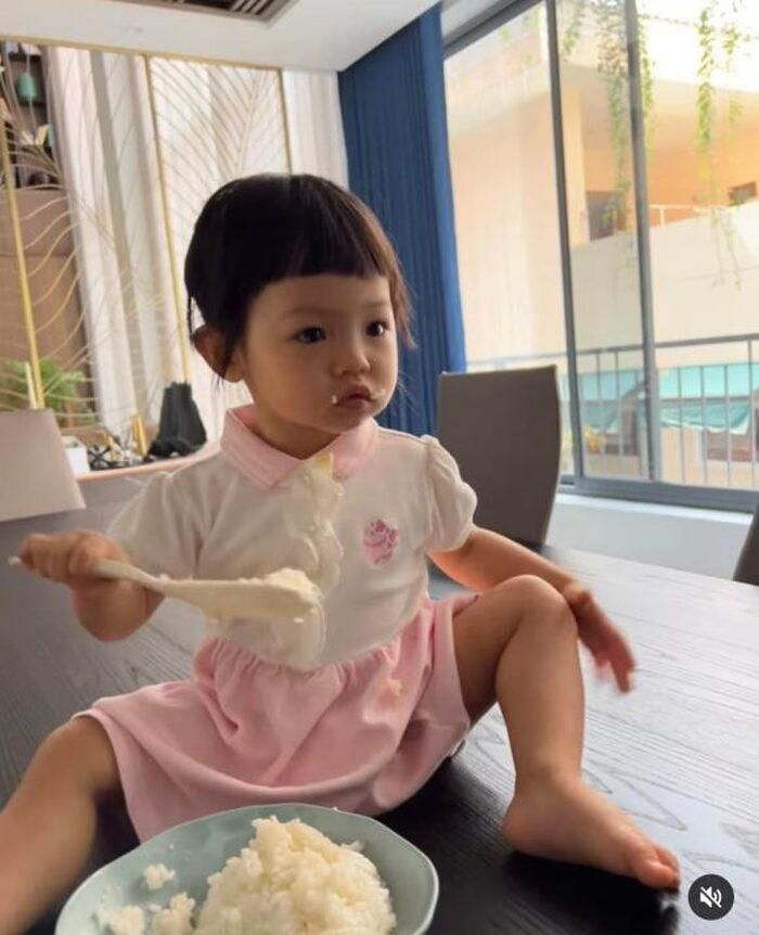 Chỉ có bát cơm không nhưng ái nữ nhà Cường Đô La ăn rất ngon lành.
