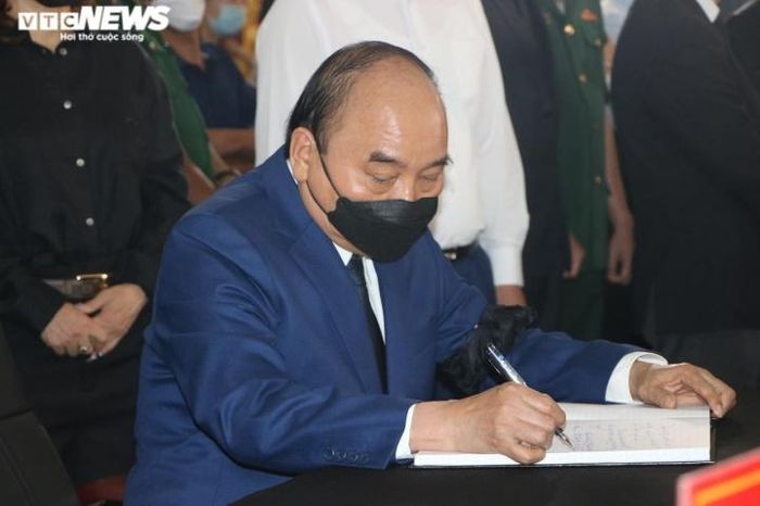 Chủ tịch nước Nguyễn Xuân Phúc xúc động viết trong sổ tang: "Thương tiếc đồng chí Lê Hòa Bình, một cán bộ trẻ năng động, có nhiều đóng góp phát triển TP.HCM - không còn nữa! Tôi xin chia sẻ nỗi mất mát này đến Thành ủy - HĐND - UBND TP.HCM và tang quyến đồng chí Lê Hòa Bình. Mong ở suối vàng đồng chí yên giấc ngàn thu - Vĩnh biệt đồng chí Lê Hòa Bình".