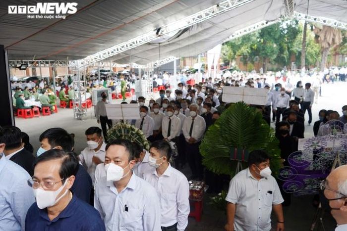 Các ban, ngành, đoàn thể xếp hàng vào viếng ông Lê Hòa Bình.