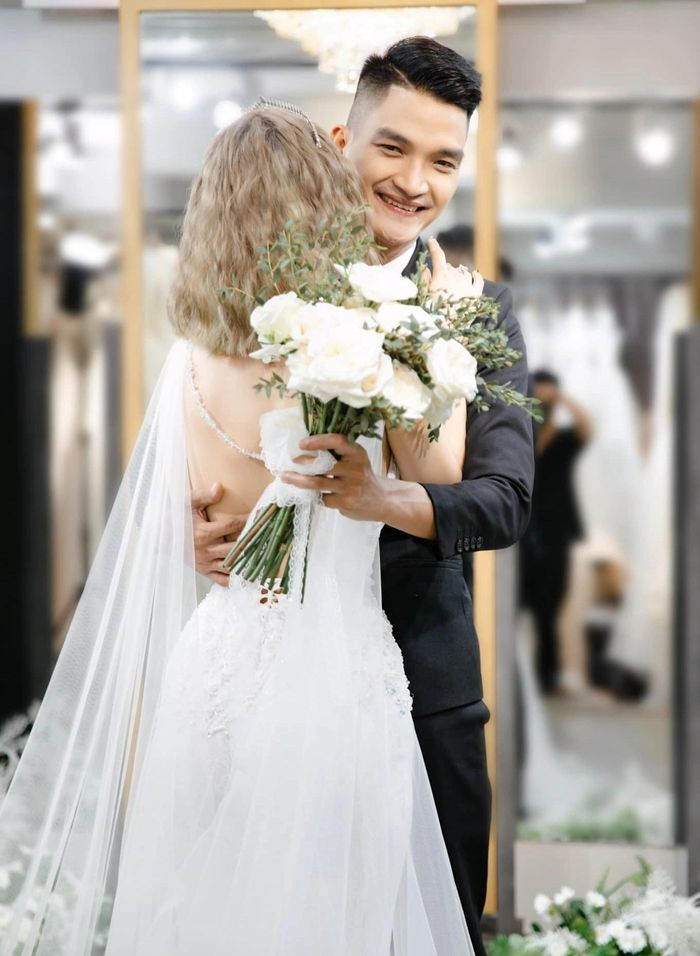 Mạc Văn Khoa và vợ đi thử trang phục cưới vào cuối tháng 3.
