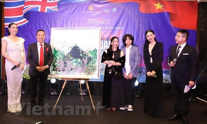 Tổ chức đấu giá bức tranh của họa sỹ trẻ tài năng Xèo Chu để ủng hộ từ thiện tại buổi giao lưu ca nhạc "Việt Nam tươi đẹp". Ảnh: Đình Thư/Vietnam+