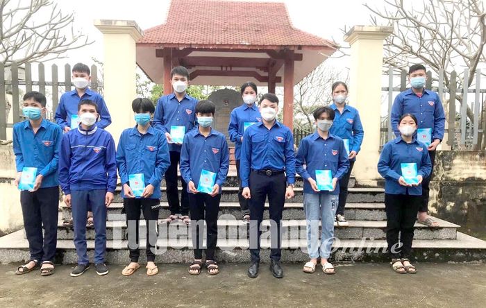 Đoàn xã Xuân Quang (Chiêm Hóa) tổ chức kết nạp đoàn tại Bia Di tích Trung ương Đoàn, thôn Làng Bình, xã Xuân Quang.