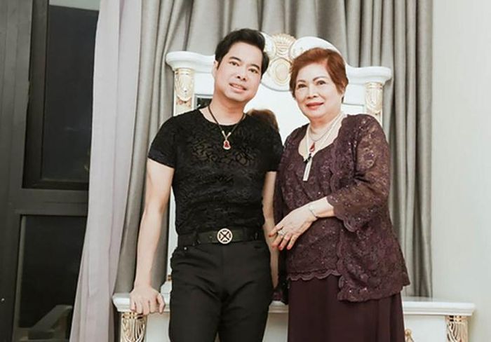 Ngọc Sơn và mẹ. 