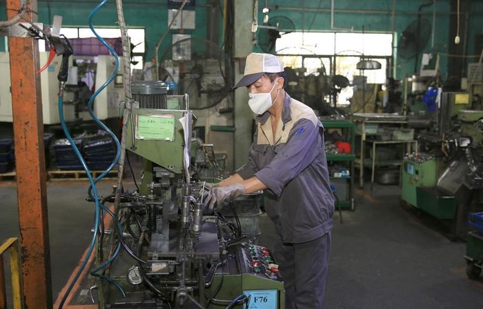 Sản xuất phụ tùng xe máy tại Công ty cổ phần Dụng cụ cơ khí xuất khẩu (huyện Mê Linh). Ảnh: Nguyễn Quang