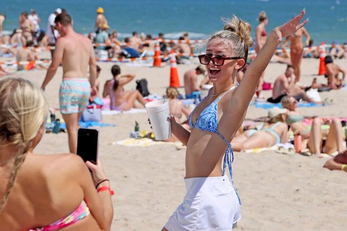 Hai sinh viên năm cuối của ĐH Bang Michigan (Mỹ) tận hưởng kỳ nghỉ xuân tại bãi biển Fort Lauderdale hồi đầu tháng 3. Ảnh: Amy Beth Bennett/South Florida Sun-Sentinel/AP.