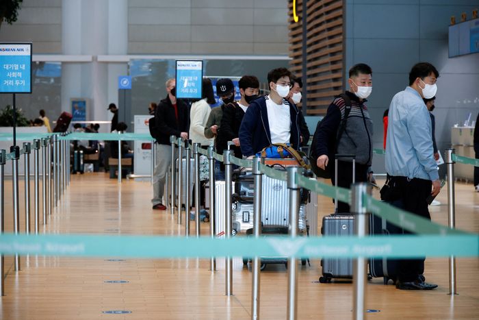 Người Hàn Quốc làm thủ tục check-in tại Sân bay Quốc tế Incheon ngày 25/3. Ảnh: Heo Ran/Reuters.