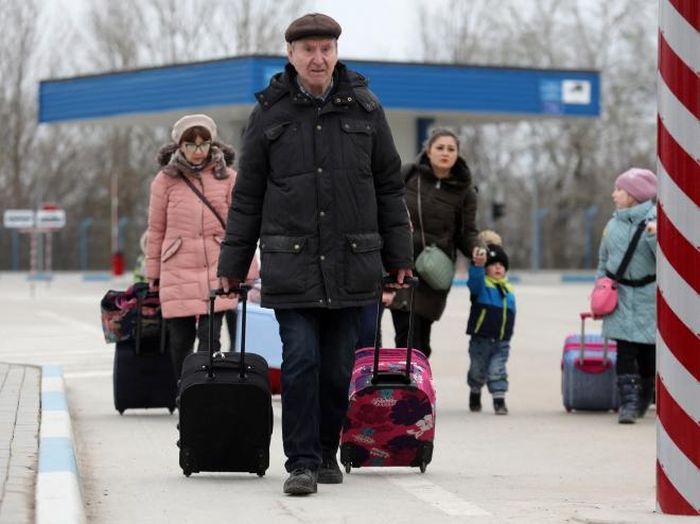 Người dân Ukraine sơ tán tránh xung đột tới cửa khẩu ở Palanca, khu vực biên giới giữa Moldova và Ukraine. Ảnh: AFP/TTXVN