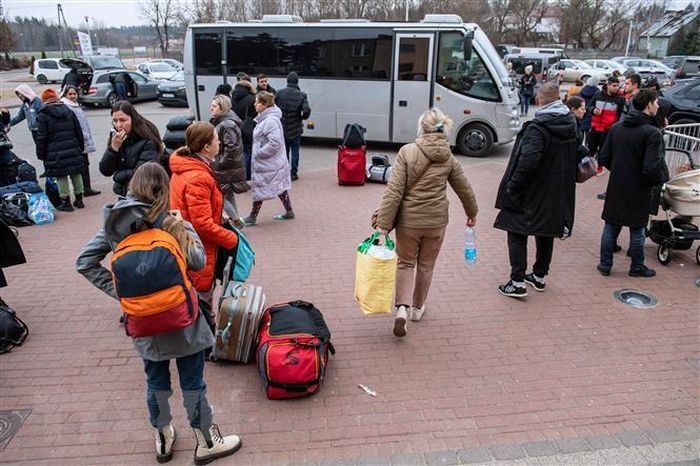 Theo Hội đồng thành phố Mariupol, đoàn xe buýt này hôm qua đã sơ tán được khoảng 2.000 dân thường. Giới chức Ukraine ước tính, hiện vẫn còn khoảng hơn 100.000 dân đang kẹt lại trong thành phố Maripol. 