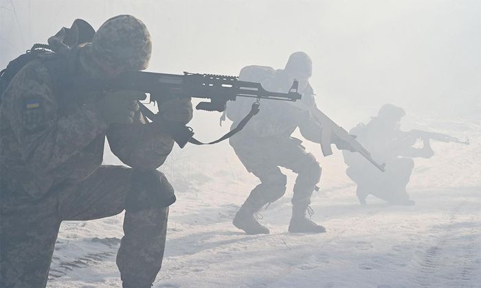 Hiện lực lượng Ukraine phòng thủ tại một phần nhỏ của quận Levoberezhny; khu vực phía tây của quận Primorsky của thành phố; khu vực cảng Mariupol và Nhà máy Ilyich vẫn chưa bị đánh bật.