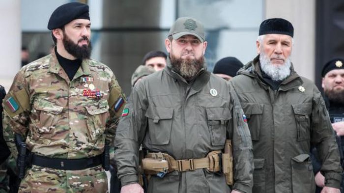 Trong khi đó, người đứng đầu Chechnya, ông Ramzan Kadyrov, đã đưa ra tối hậu thư cho các đội vũ trang Ukraine - hoặc giao nộp vũ khí của họ và được bảo đảm tính mạng; hoặc chiến dịch thanh lọc sẽ bước vào giai đoạn cuối và sẽ không còn sự nhân nhượng nào nữa, cho đến khi thành phố được hoàn toàn kiểm soát.