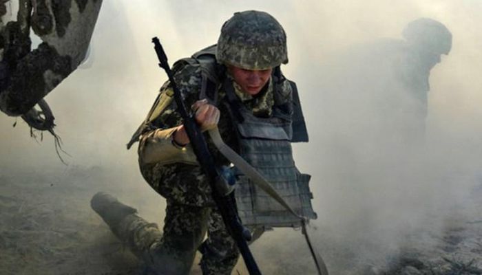 Trong ngày 1/4, có vài chục binh sĩ Ukraine đã hạ vũ khí đầu hàng quân Nga và lực lượng dân quân, lý do là họ hết đạn và họ không còn sức để “chạy” hết nhà này sang nhà khác, trốn tránh hỏa lực và sự truy quét của quân đội Nga. Hiện quân đang bị quân Nga bao vây và kiểm soát được tới 95% diện tích thành phố. 