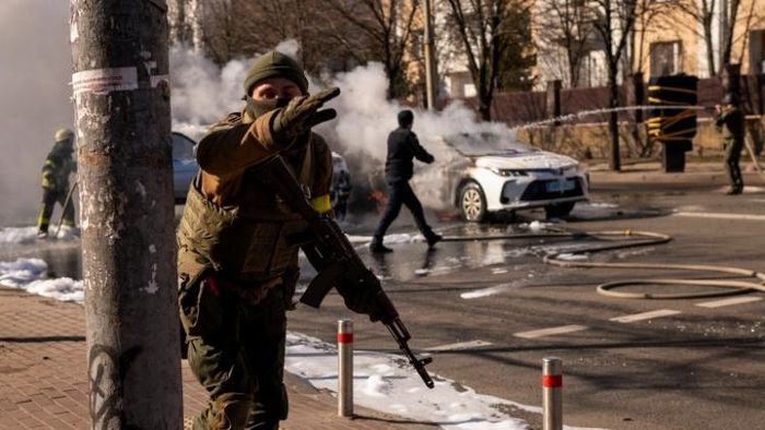 Trong khi đó, thông tin về số lực lượng phòng thủ của Ukraine ở Mariupol rất khác nhau. Theo ông Eduard Basurin, hiện phía Ukraine có tới 4 nghìn quân; nhưng trước đó có thông tin cho rằng, còn khoảng 2-3 nghìn quân. Dù trong trường hợp nào, đây là cũng là số lượng lớn, gây khó khăn cho Quân đội Nga. 